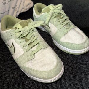 Women's Nike Dunk Low SE Honeydew Fleece